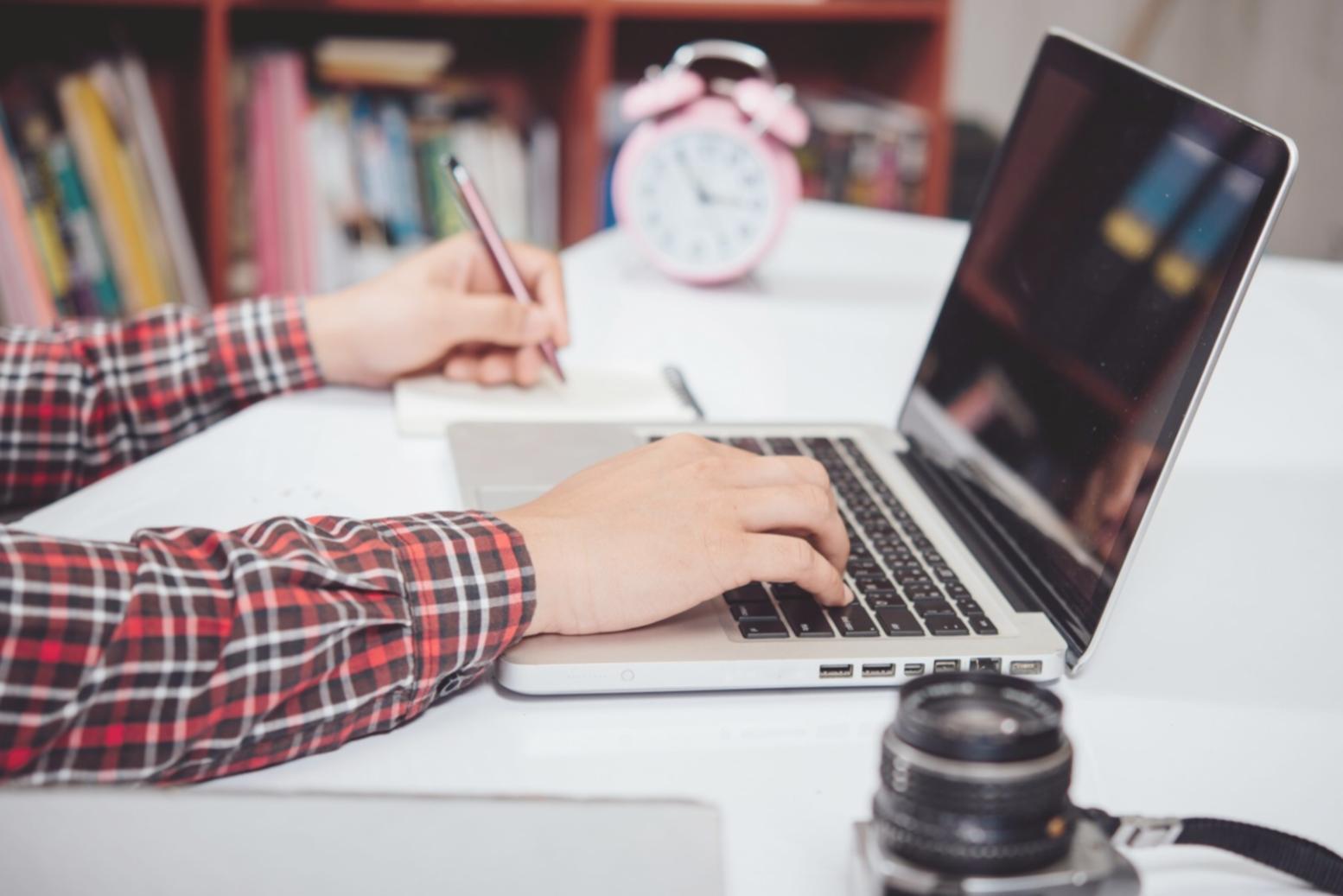 Taller de planificación financiera donde los participantes discuten estrategias de ahorro