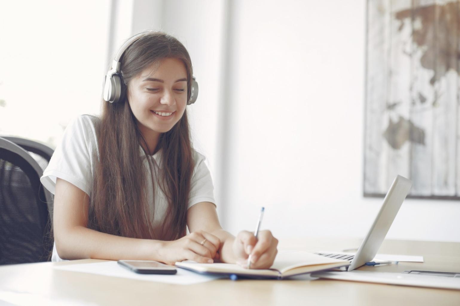 Diagramas y gráficos de análisis financiero que muestran tendencias de ahorro