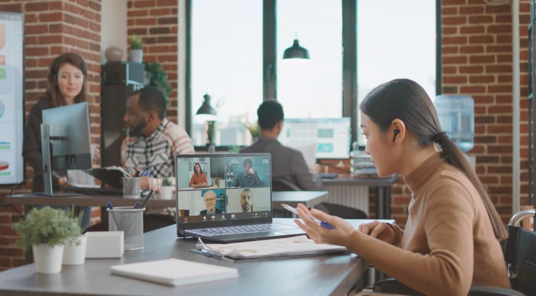 Persona revisando progreso de ahorro en un portátil con notas y gráficos financieros.