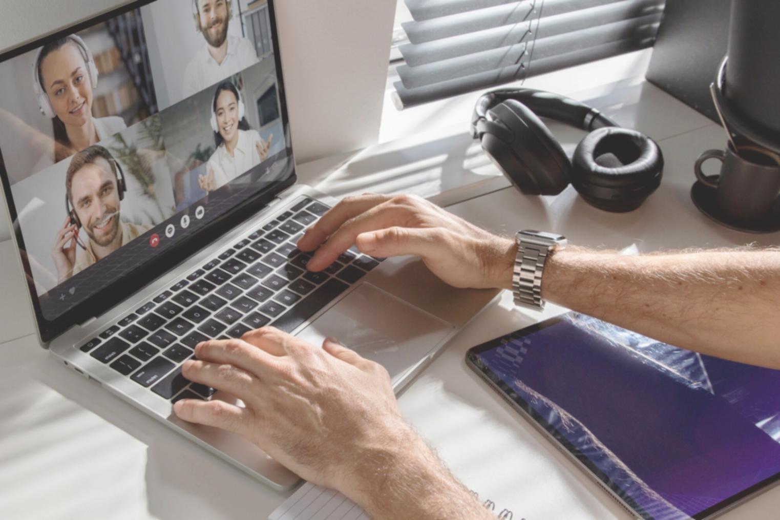 Persona revisando documentos financieros con calculadora y notas en un escritorio de madera