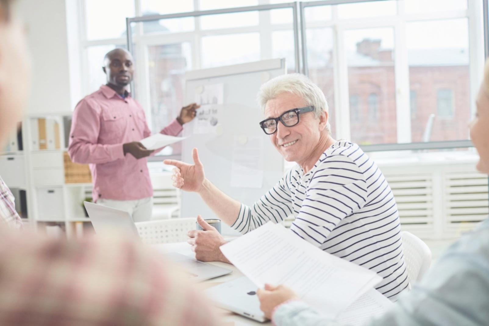 Espacio profesional de planificación financiera con documentos y calculadora