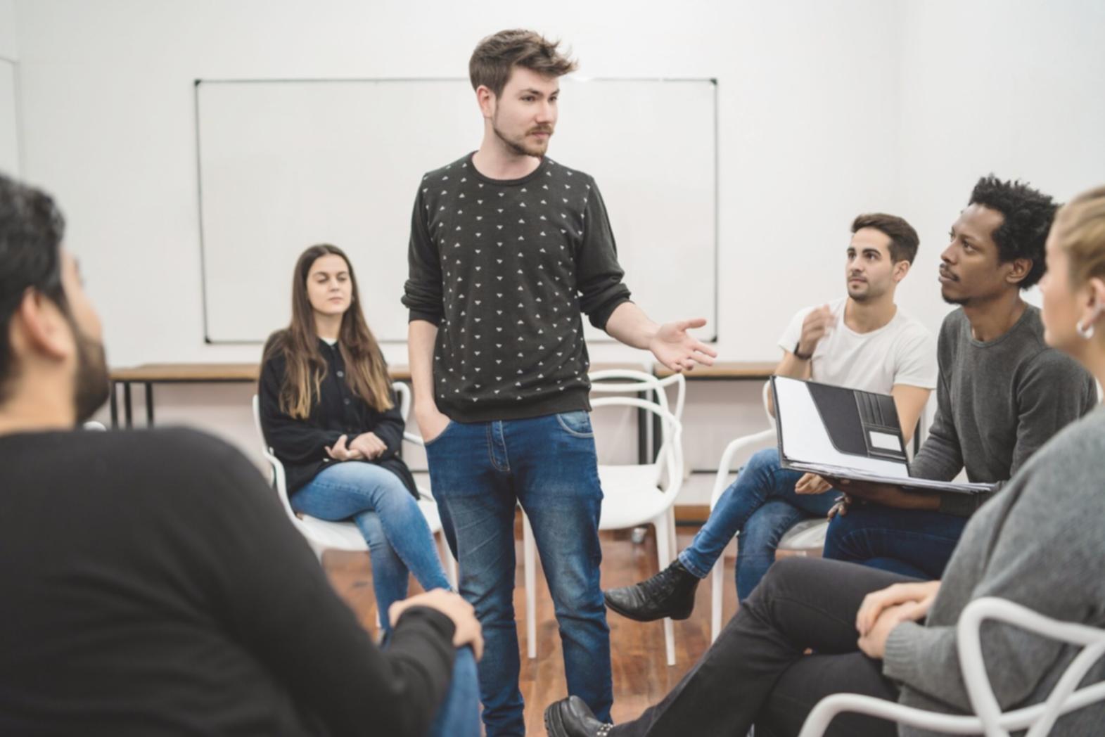 Sesión de asesoramiento financiero con planificación detallada de presupuestos