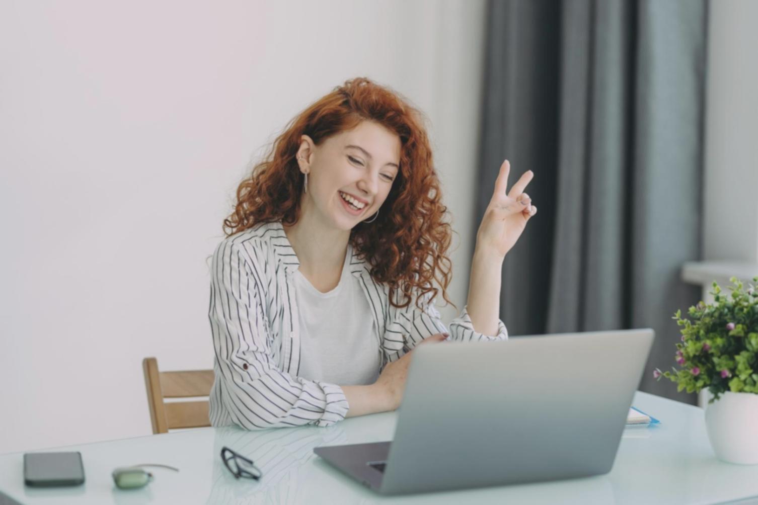 Manos trabajando con bolígrafo y taza de café en una tabla de presupuesto.