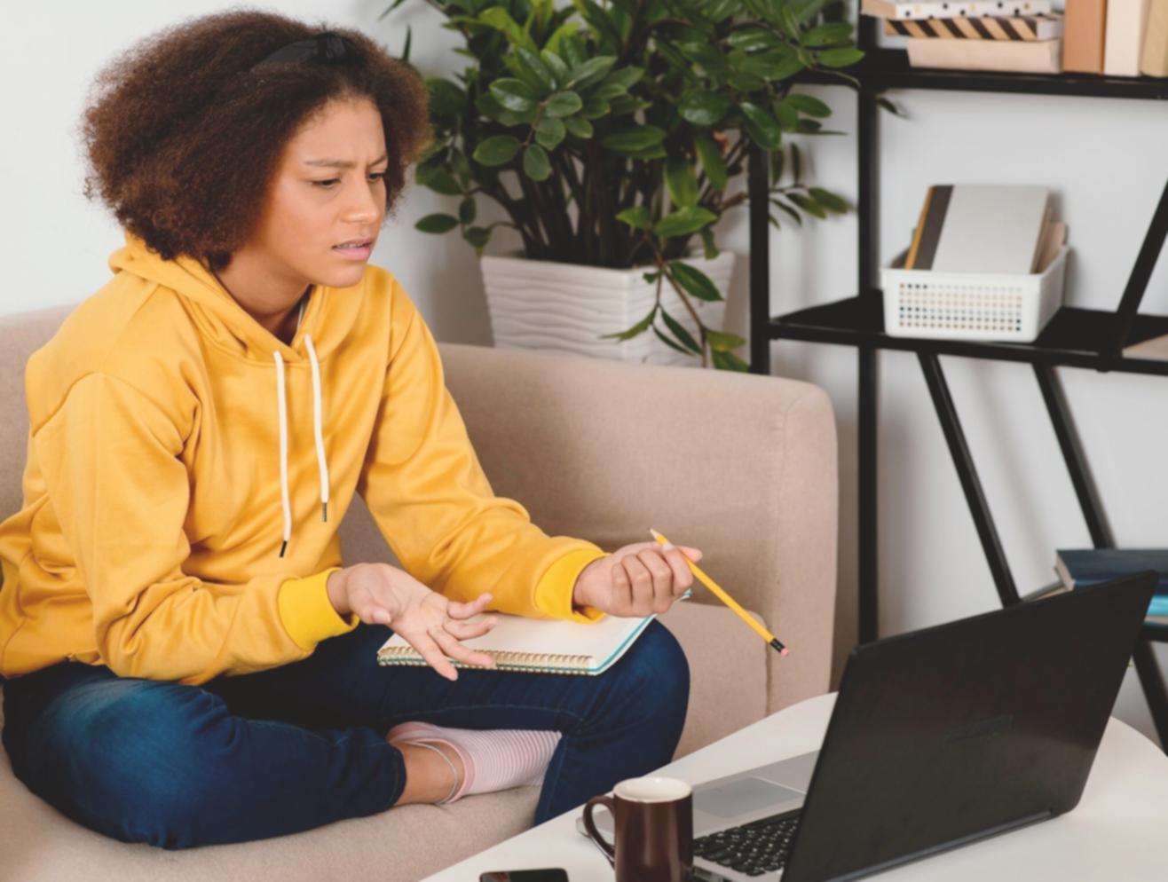 Primer plano de documentos financieros ordenados y material de planificación